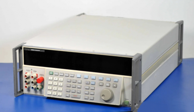 Fluke 5700A Multifunction Calibrator with 600 MHz