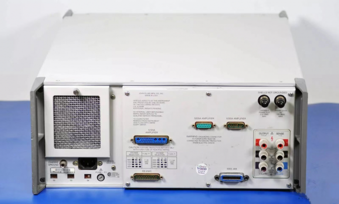 Fluke 5700A Multifunction Calibrator with 600 MHz